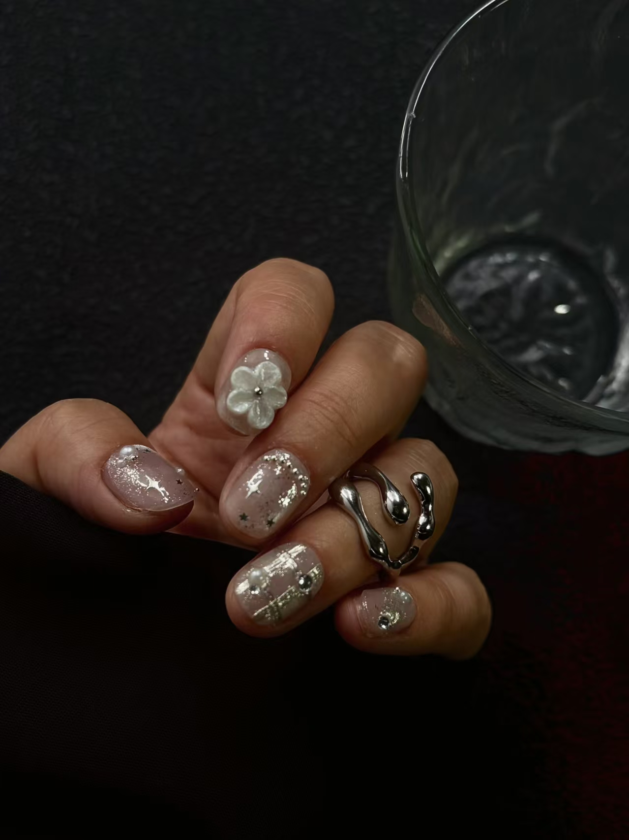 Ongles Press-On « Douceur Nacrée Parisienne » | Style Raffiné & Minimaliste | Nude Chatoyant & Fleur 3D | Réutilisables
