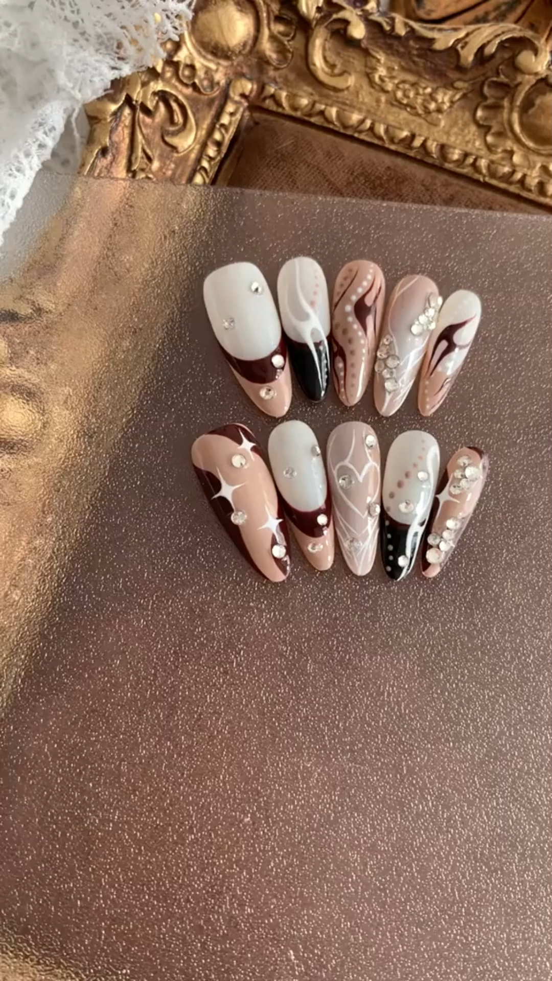 Ongles Press-On « Flammes & Strass » | Style Y2K & Audacieux | Marron, Blanc & Nude | Réutilisables