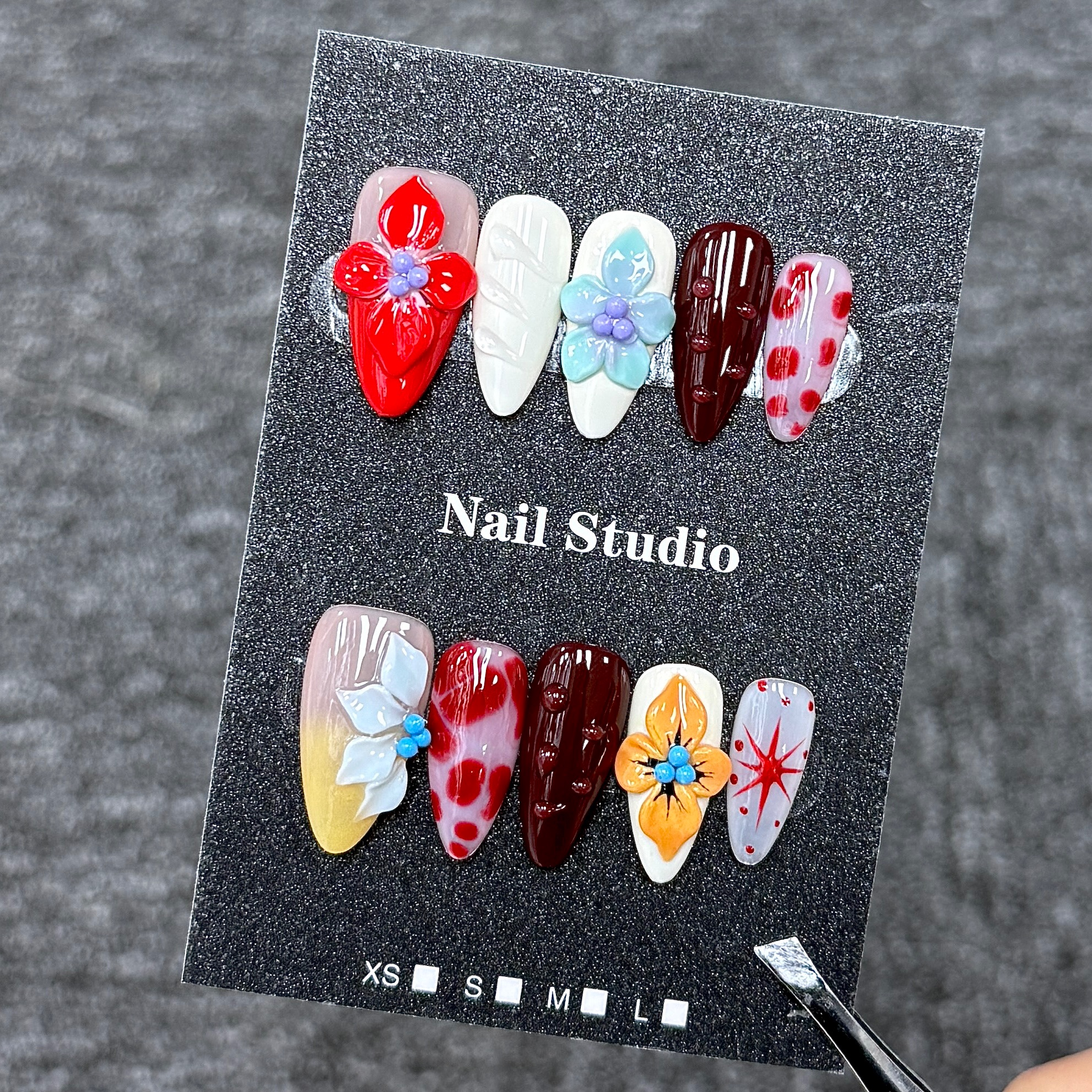 Ongles Press-On « Fleurs 3D Multicolores Contraste Bordeaux » | Style Rétro Doux | Forme Amande Longue | Sculpté à la Main & Perles Colorées