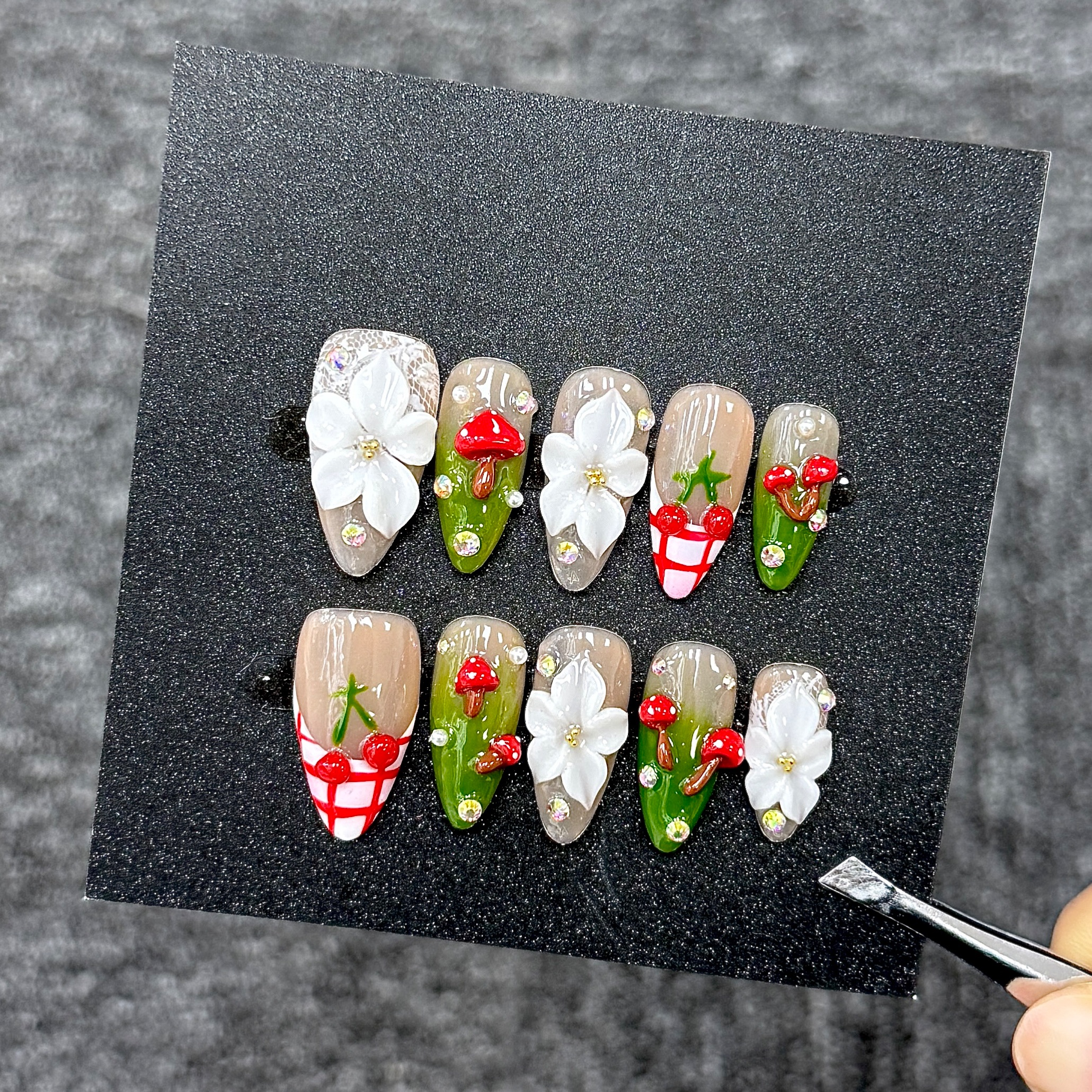 Ongles Press-On « Champignons & Cerises 3D Forêt » | Style Cottagecore Estival | Forme Amande Longue | Fleurs Blanches Sculptées & Strass