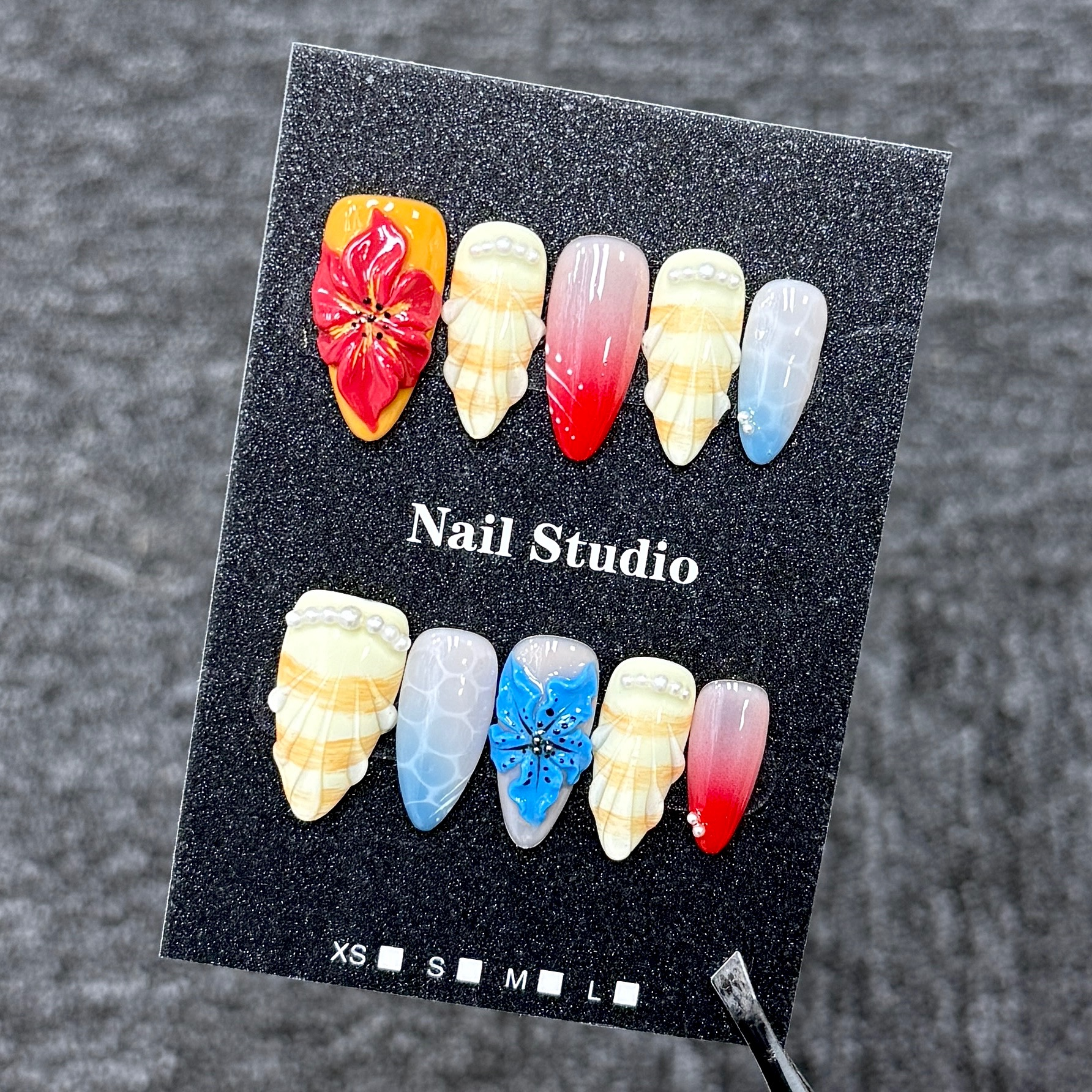 Ongles Press-On « Fleurs Tropicales 3D & Coquillages Mer » | Style Vacances Balnéaires | Forme Amande Longue | Sculpté à la Main & Perles Blanches