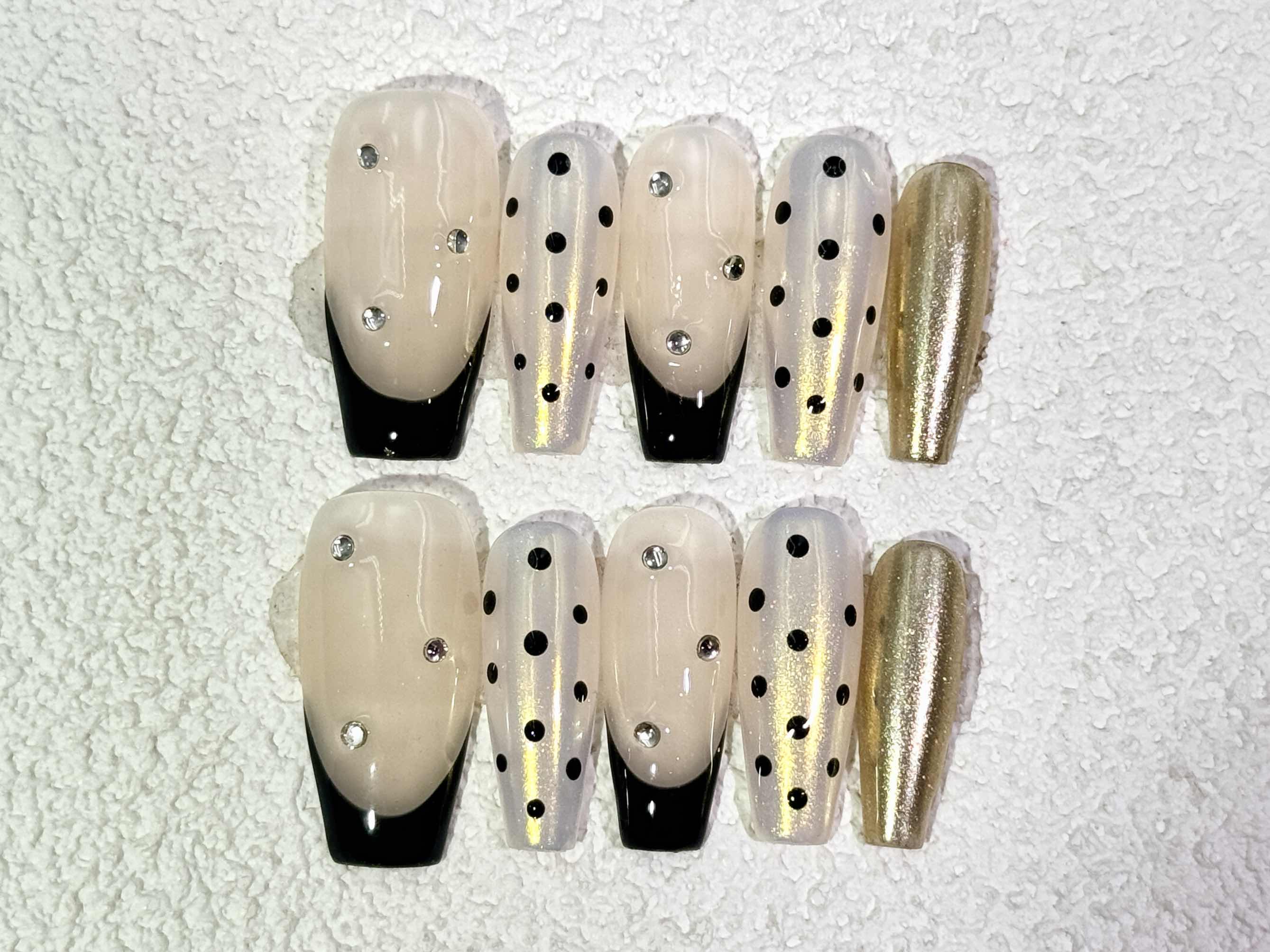 Faux Ongles Press-On Sur Mesure par Empreinte | Modèles Uni-Couleur, Ajustement Parfait | Promo : Achetez-en un, recevez-en un gratuit !