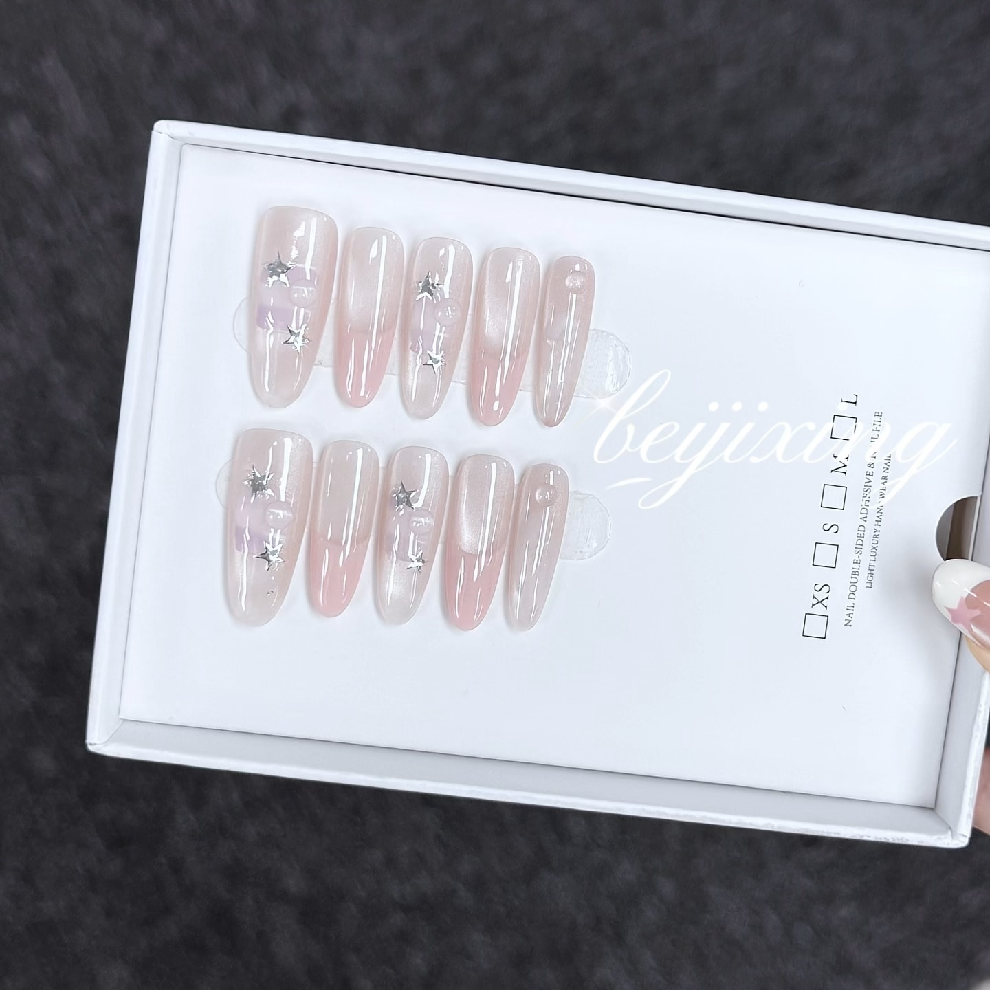 Faux Ongles Press-On Sur Mesure par Empreinte | Dessins Peints à la Main, Style Personnalisé | Promo : Achetez-en un, recevez-en un gratuit !