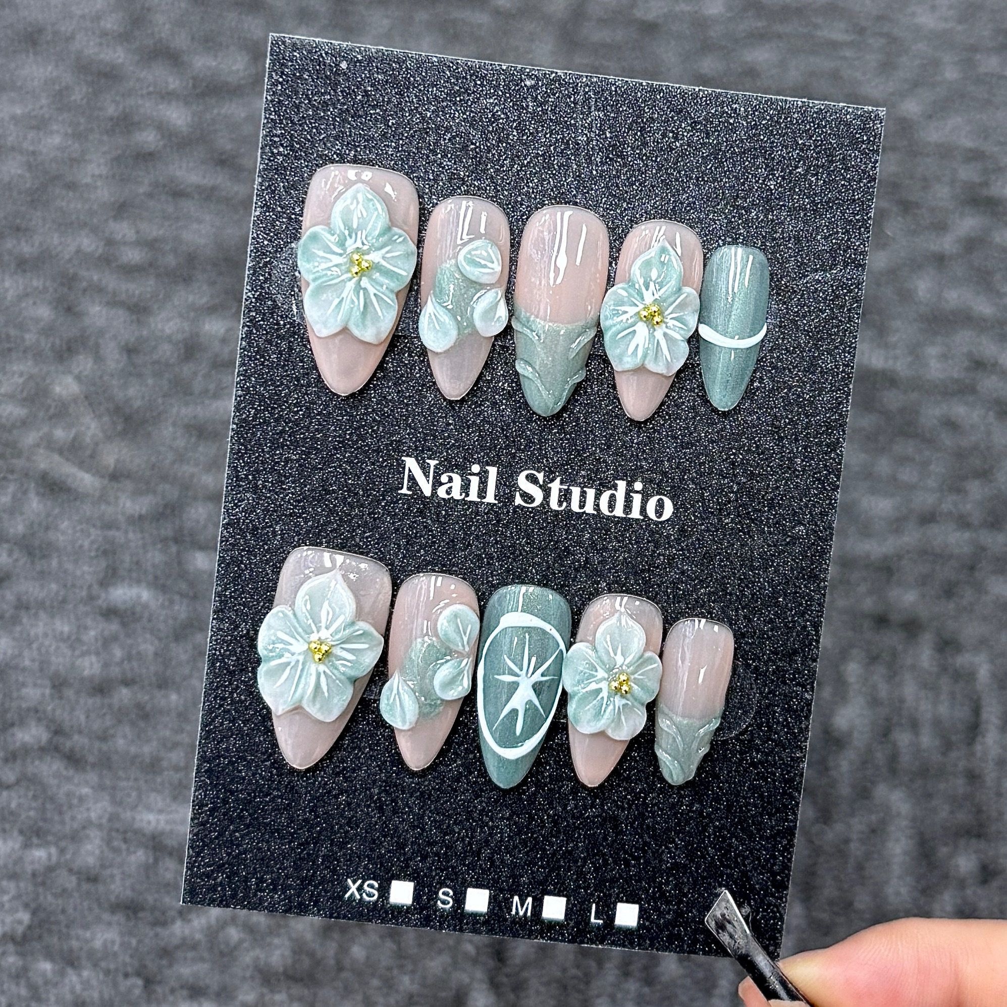 Ongles Press-On « Fleurs Relief Menthe Brume » | Style Frais Bohème | Forme Amande Longue | Sculpté à la Main & Réutilisables