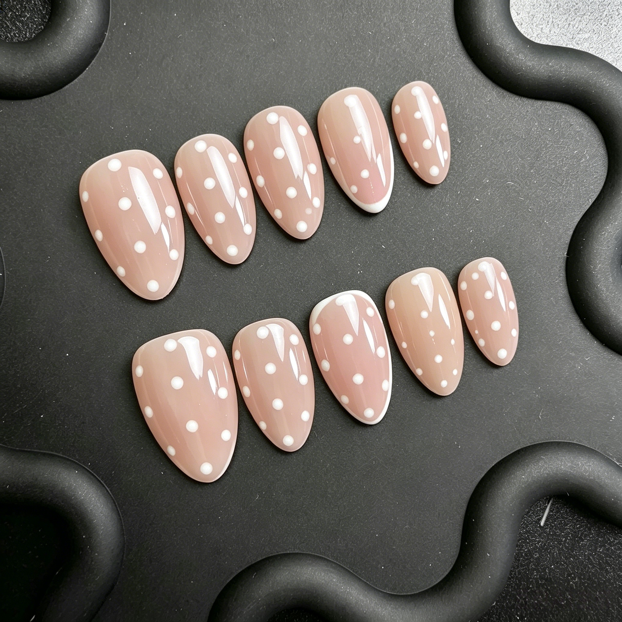 Ongles Press-On « Nude Pois Blancs » | Style Rétro & Minimaliste | Effet Perle | Réutilisables