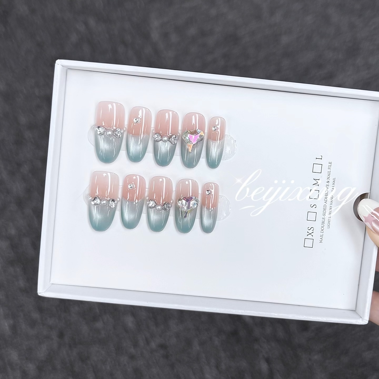 Faux Ongles Press-On Sur Mesure par Empreinte | Dessins Peints à la Main, Style Personnalisé | Promo : Achetez-en un, recevez-en un gratuit !