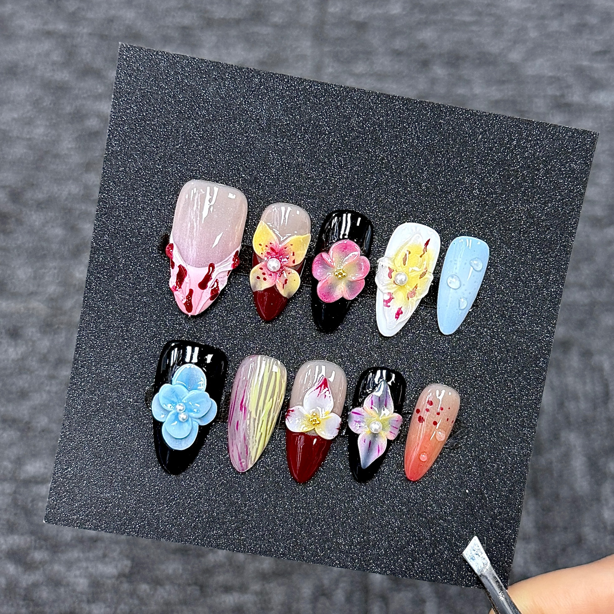 Ongles Press-On « Fleurs 3D Multicolores Contraste Bordeaux Noir » | Style Rétro Doux Estival | Forme Amande Longue | Fleurs Sculptées à la Main & Gouttes d’Eau