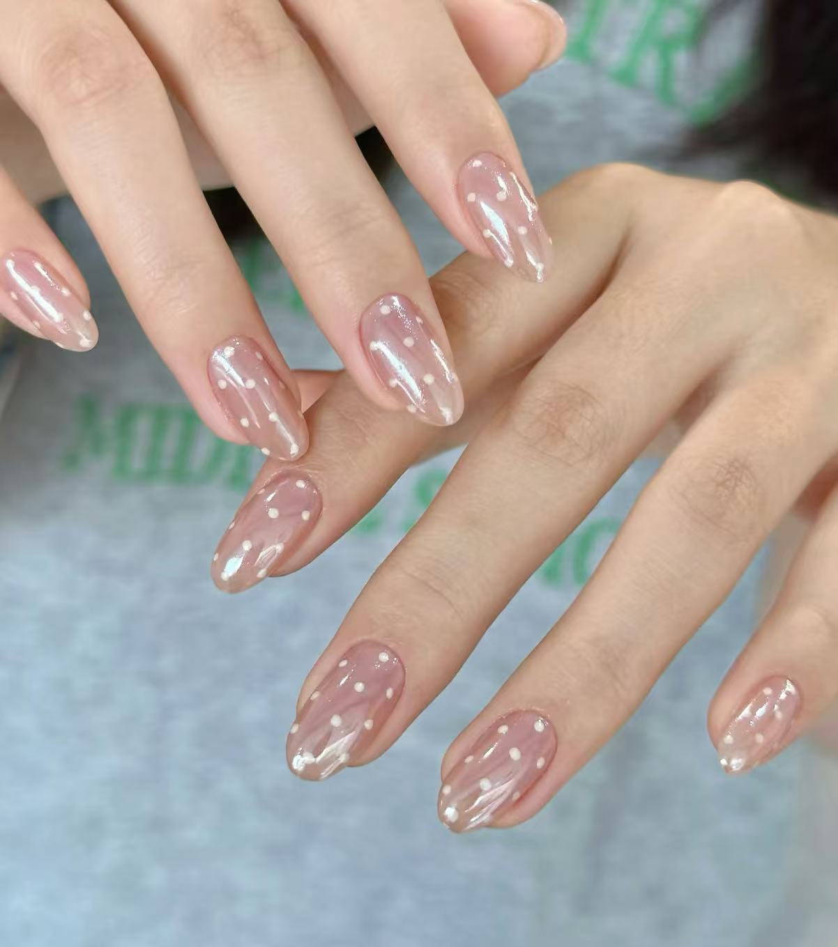 Ongles Press-On « Nude Pois Blancs » | Style Rétro & Minimaliste | Effet Perle | Réutilisables