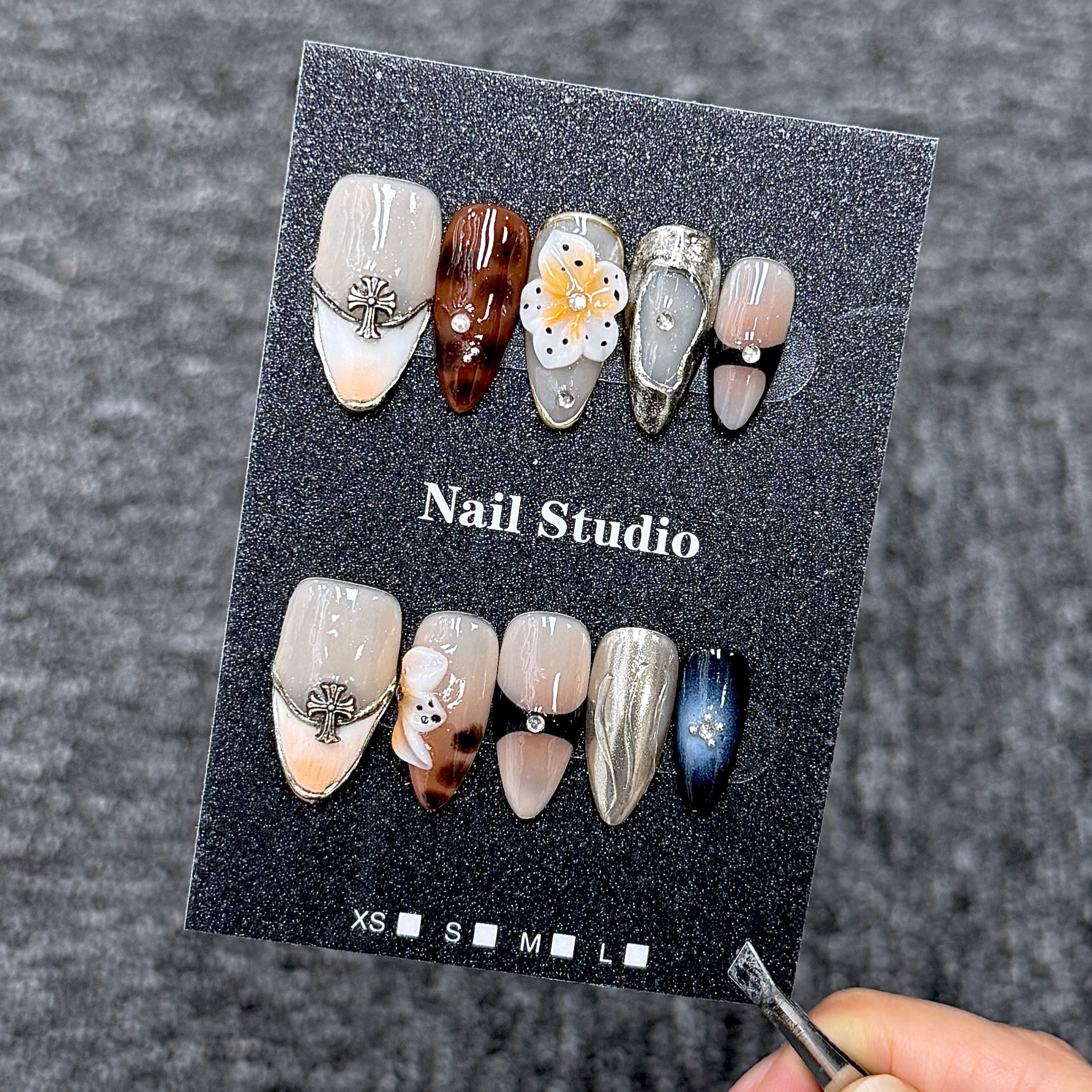 Ongles Press-On « Style Rétro Léopard Métal Croix Gothique » | Style Cool Urbain | Forme Amande Longue | Décorations Métalliques & Fleurs 3D