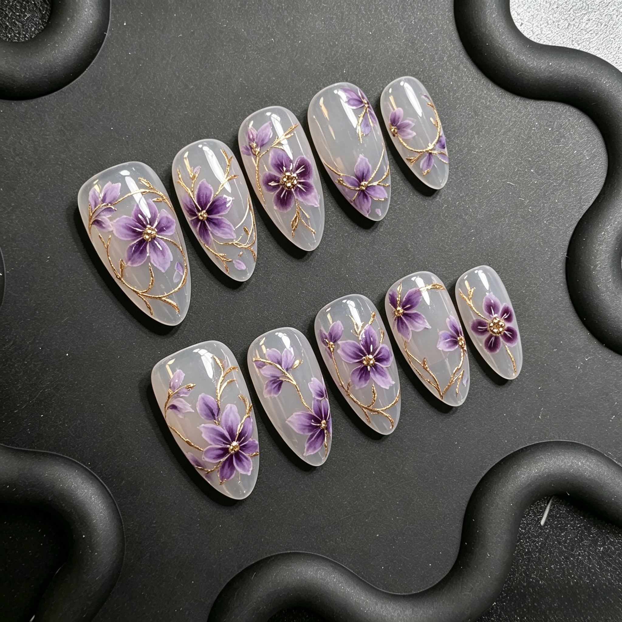 Ongles Press-On « Fleurs Violettes Brumeuses Nude » | Style Romantique & Floral | Forme Amande | Peint à la Main & Réutilisables