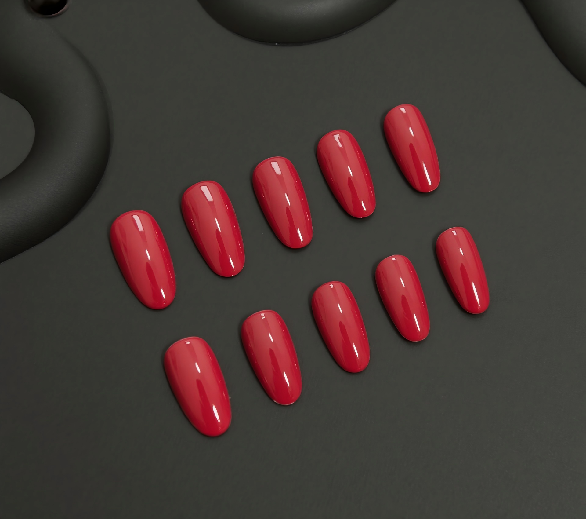 Ongles Press-On « Rouge Vif Uni Brillant Amande Longue Classique »