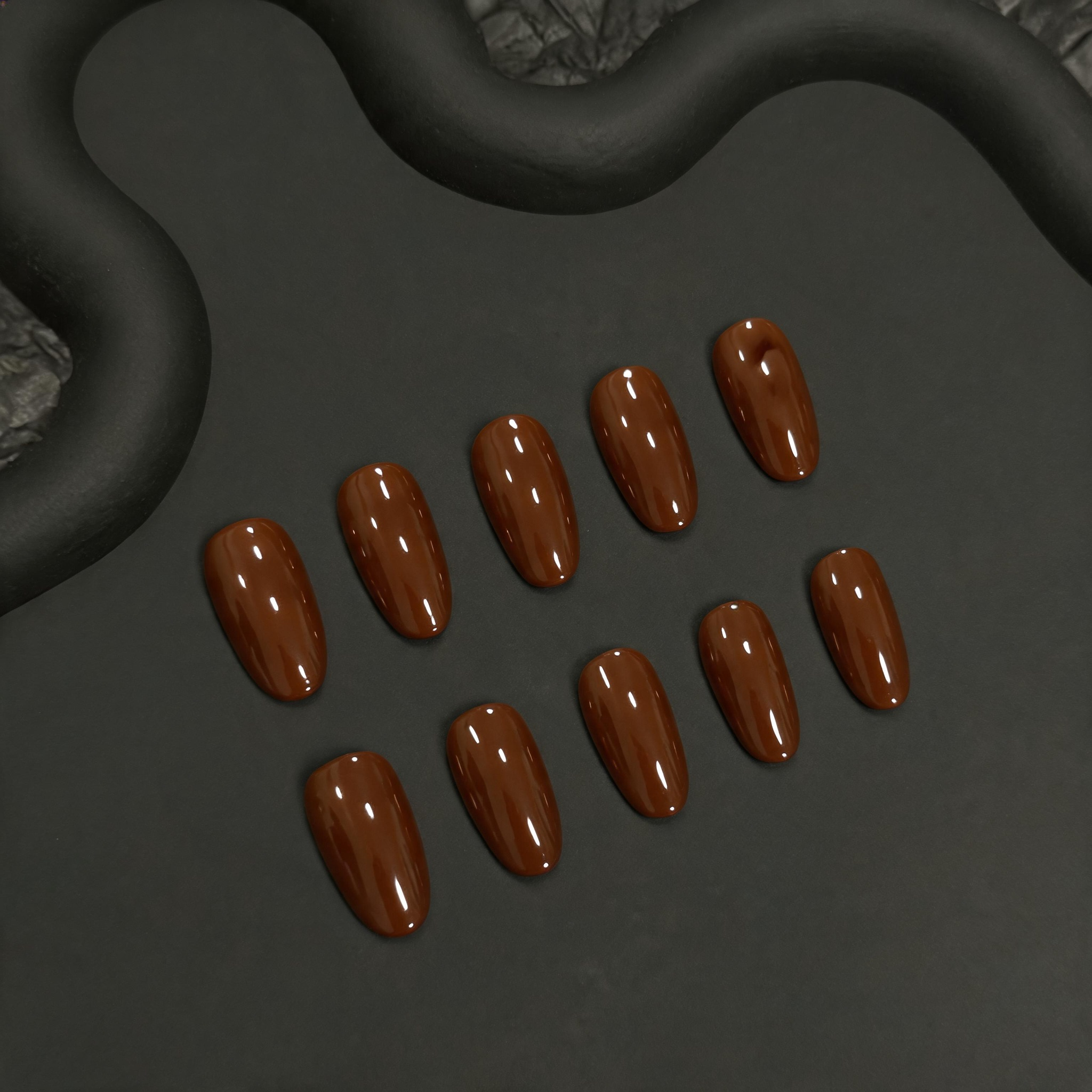 Ongles Press-On « Marron Chocolat Uni Brillant Amande Longue Automne »
