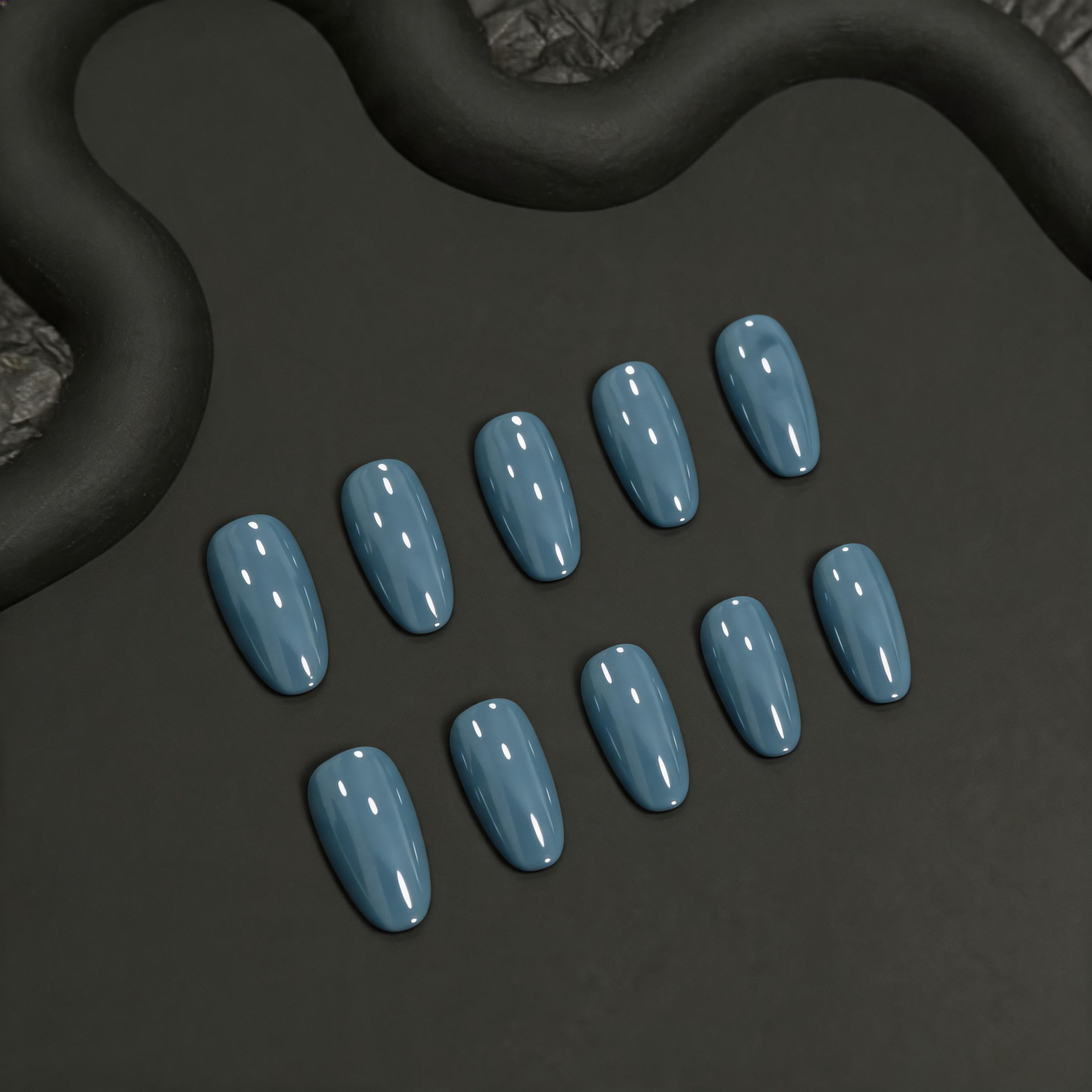Ongles Press-On « Bleu Gris Brume Uni Brillant Amande Longue Cool »