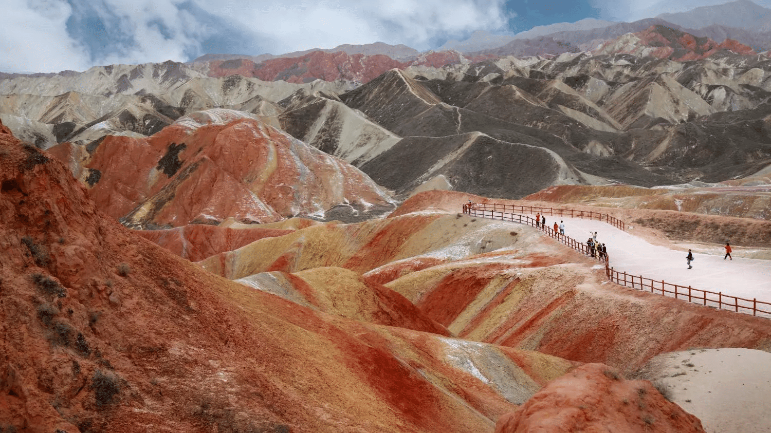 6-Day Dunhuang-Mingsha Mountain & Crescent Lake-Mogao Grottoes-Zhangye Colored Danxia-Lanzhou Yellow River Scenic Belt Tour