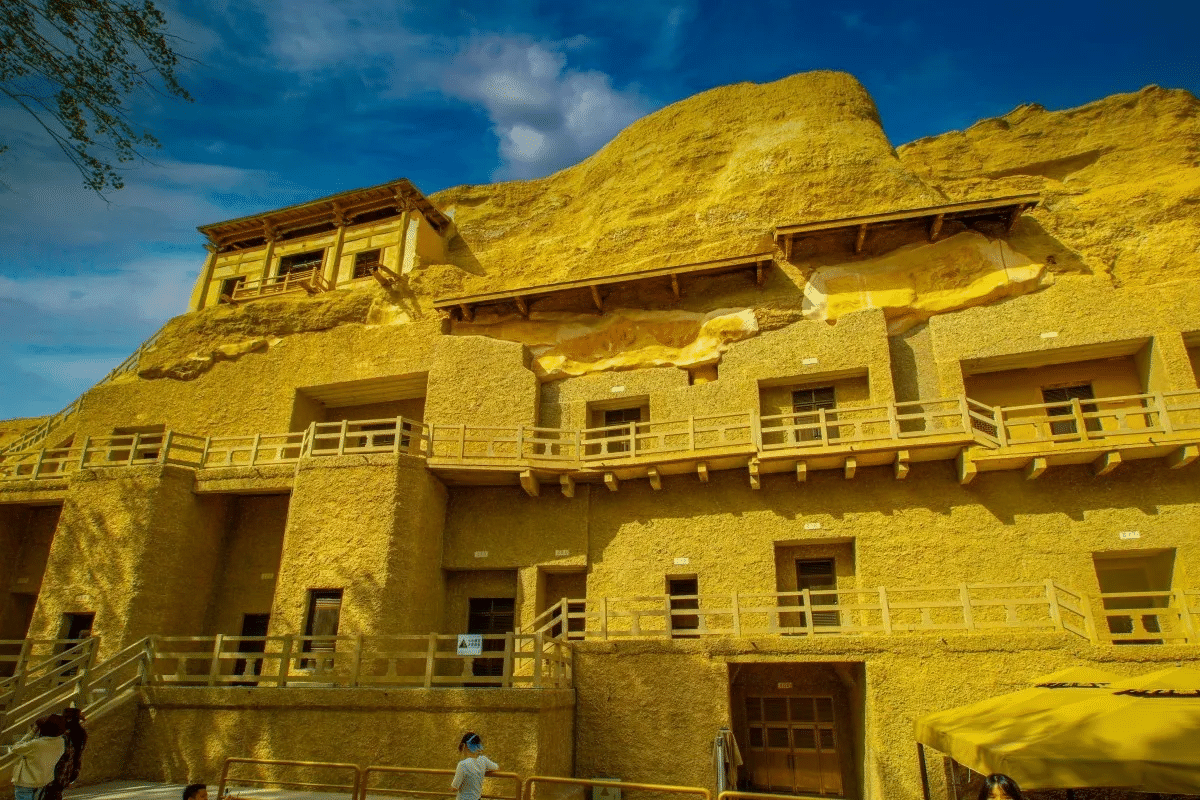 7-Day Dunhuang-Mingsha Mountain & Crescent Lake-Mogao Grottoes-Zhangye Colored Danxia-Lanzhou Yellow River Tour