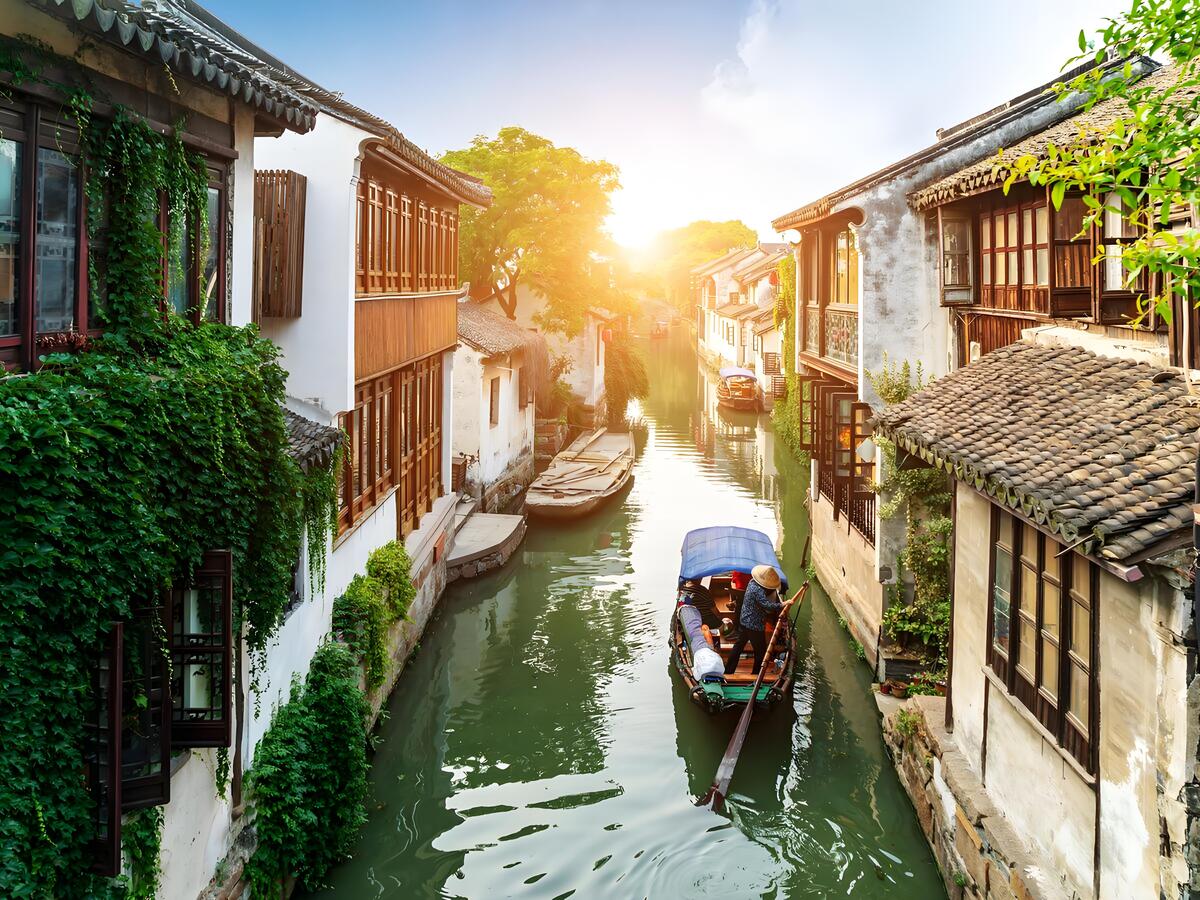 5-Day Shanghai-Oriental Pearl Tower-Zhouzhuang Water Town-Suzhou-Jade Buddha Temple Tour