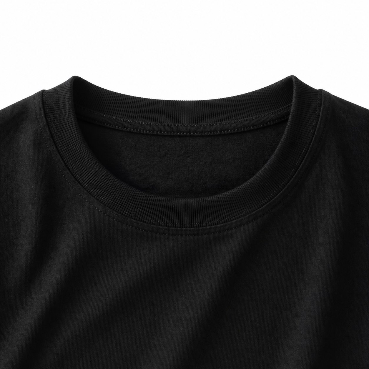 Crew neck collar detail on men's basic T-shirt