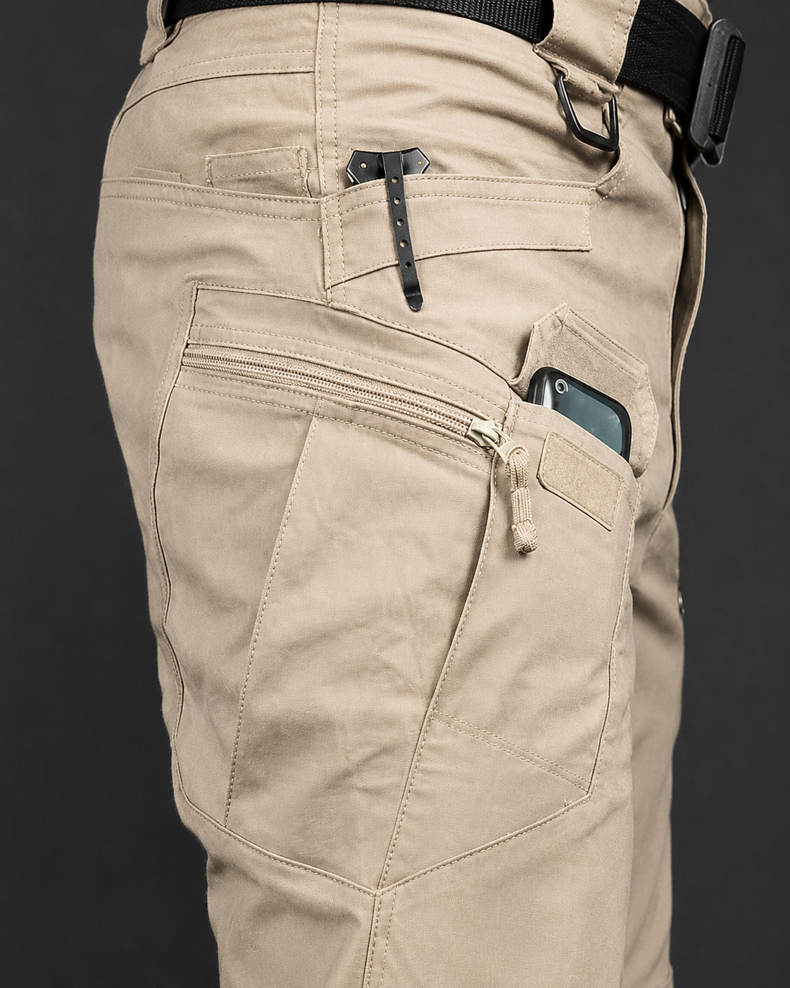 Secure zipper cargo pocket detail