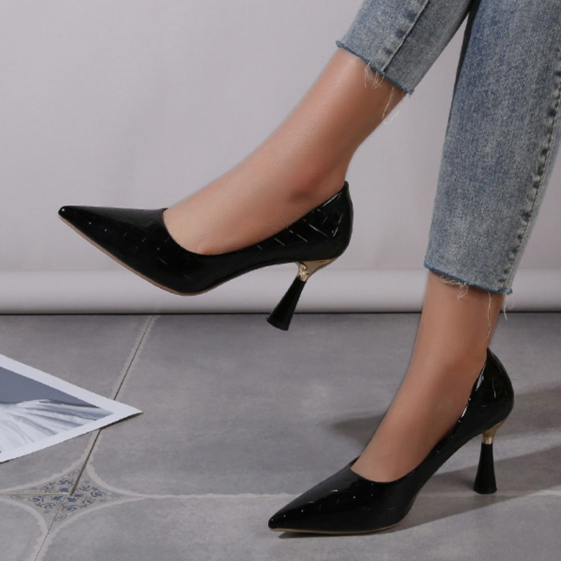 Shoeswoon Glossy Embossed Pointed Toe Tulip Heels
