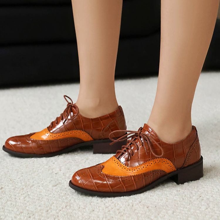 Shoeswoon Retro Contrast Color Brogue Detail Block Heel Lace‑Up Women's Formal Oxfords