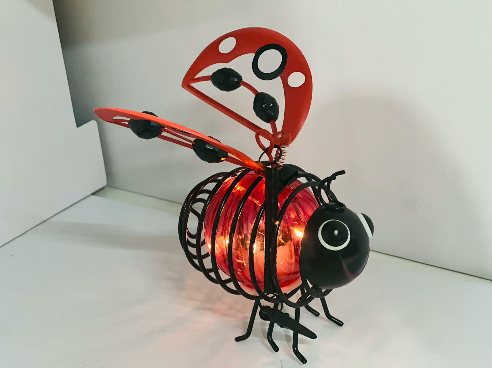 🌙🍃🪴 LIMITED-TIME 50% OFF! Hanging Solar Bee Light – Warm Amber Glow, Flicker-Free, Perfect for Garden Parties, Camping, or Kids’ Rooms – Spread Joy Day and Night 🌞🌜