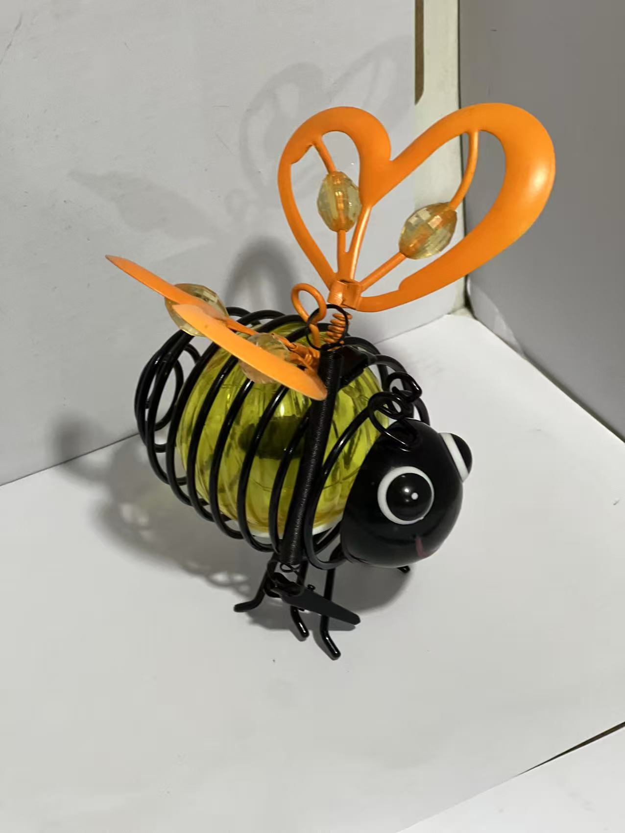 🌙🍃🪴 LIMITED-TIME 50% OFF! Hanging Solar Bee Light – Warm Amber Glow, Flicker-Free, Perfect for Garden Parties, Camping, or Kids’ Rooms – Spread Joy Day and Night 🌞🌜