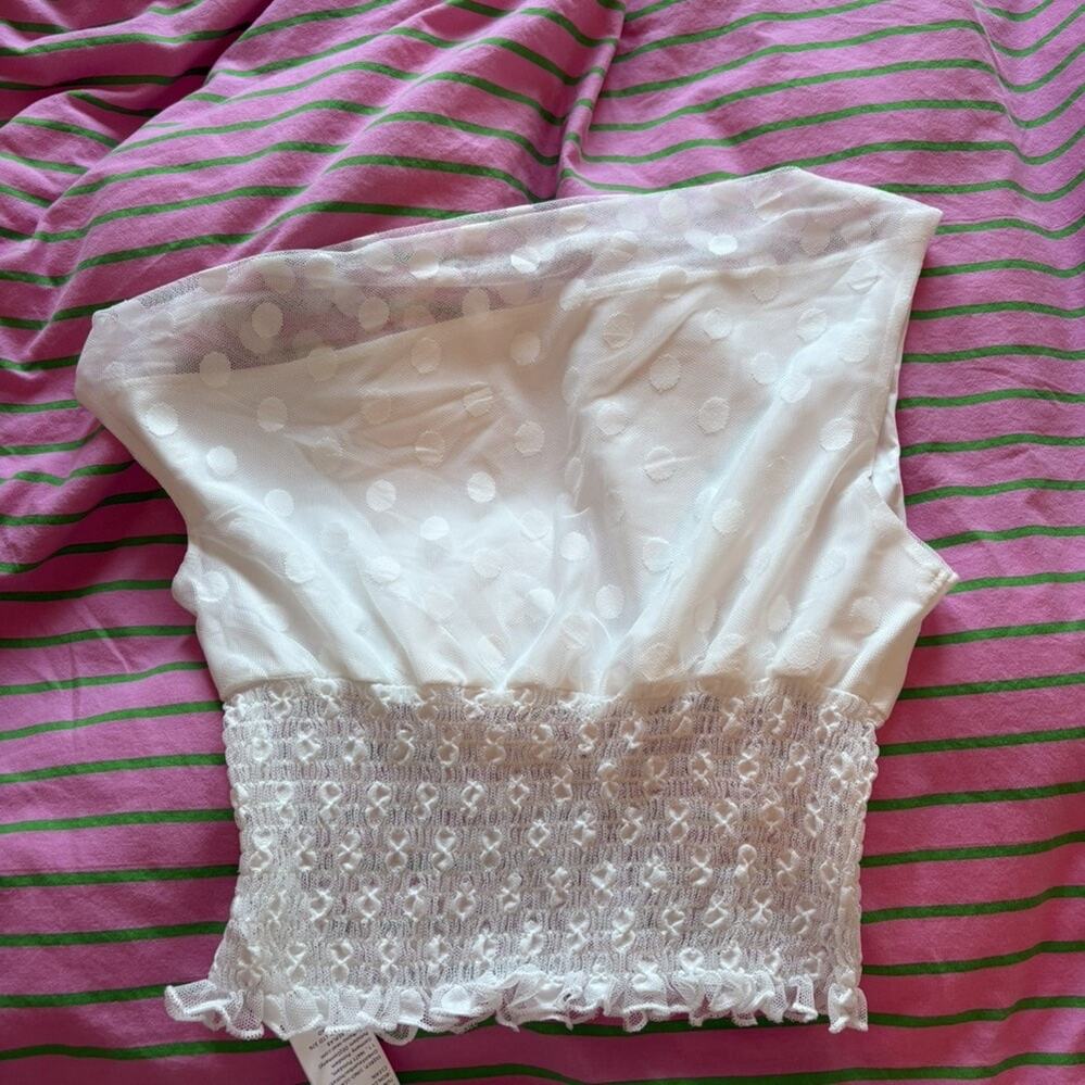 Super leuke top! Raad wel aan een maat groter te nemen, de top vat namelijk best klein! Ik draag normaal maat S en heb deze top in een maat M besteld:)