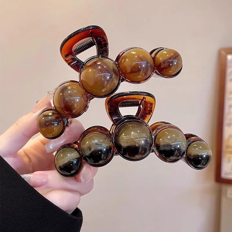 Korean-style elegant and versatile hair clip, suitable for thick hair at the back of the head.  A large, stylish hair claw clip with a sophisticated aesthetic for women.