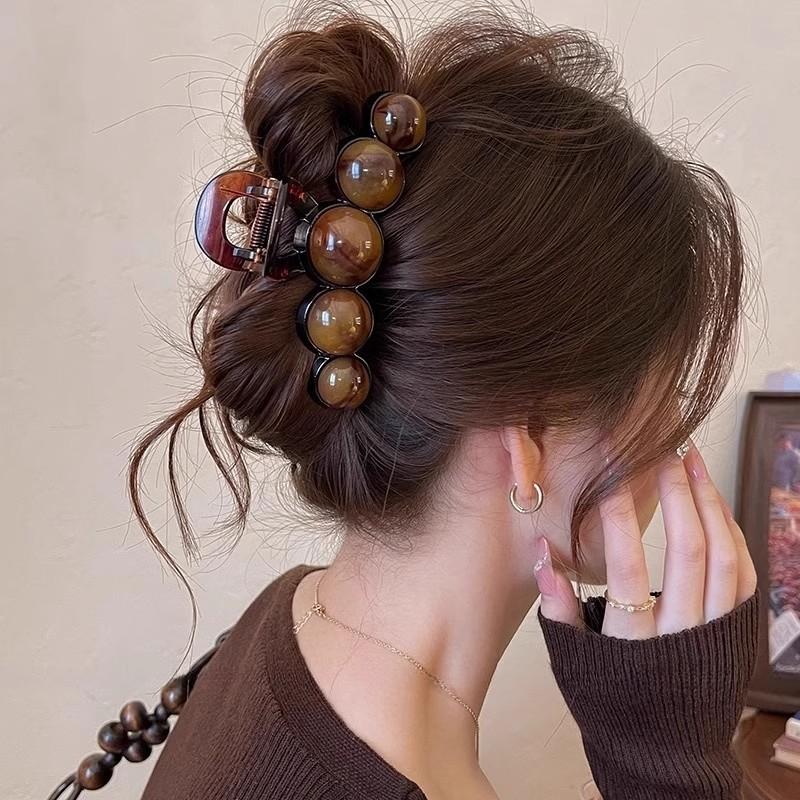 Korean-style elegant and versatile hair clip, suitable for thick hair at the back of the head.  A large, stylish hair claw clip with a sophisticated aesthetic for women.