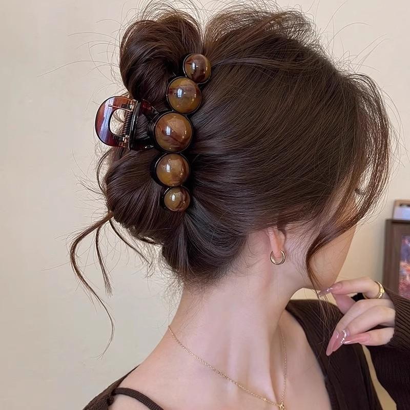 Korean-style elegant and versatile hair clip, suitable for thick hair at the back of the head.  A large, stylish hair claw clip with a sophisticated aesthetic for women.
