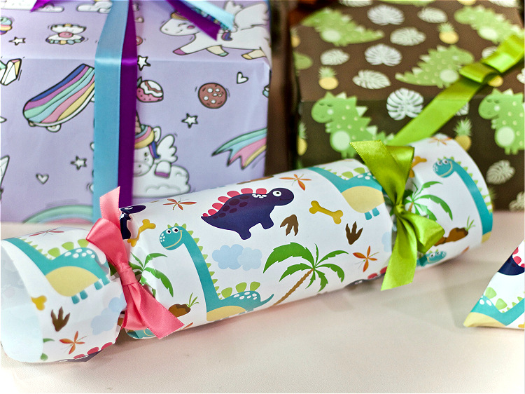 AW-PR-53G9 | Papel para regalo con dinosaurios