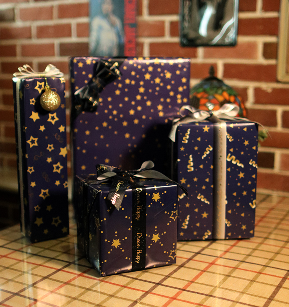 AW-PR-SDM5 | Papel para regalo azul marino con estampado dorado