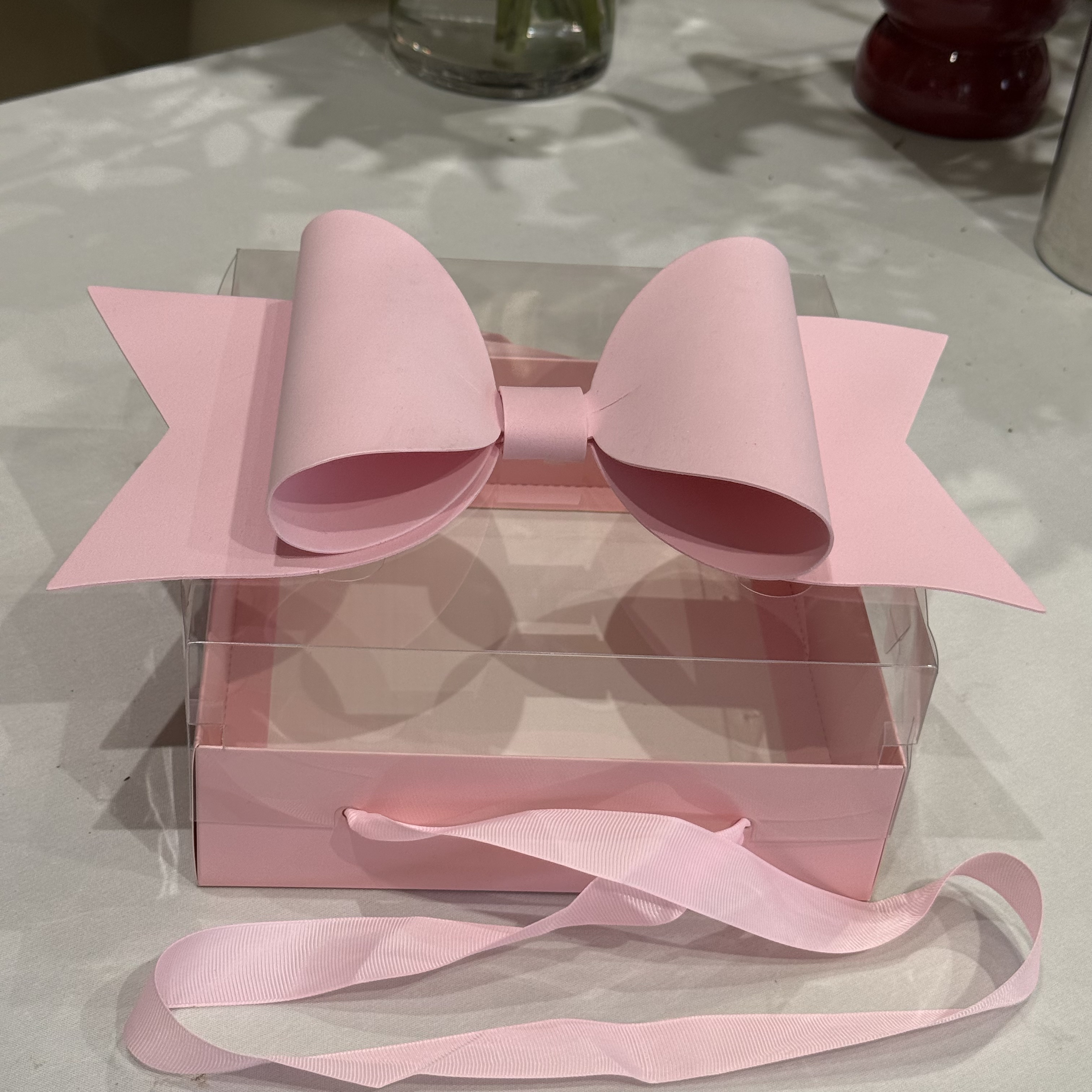AW-CF-T28V | Caja de regalo con lazo 25 × 25 × 12 cm