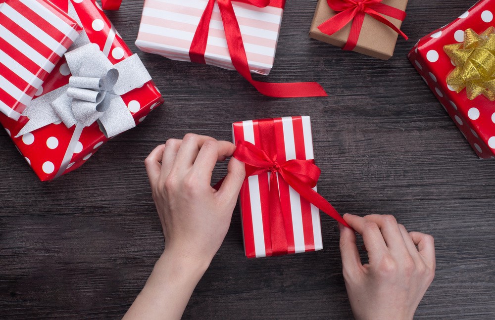 AW-PR-867Y | Papel para regalo rojo y blanco laminado