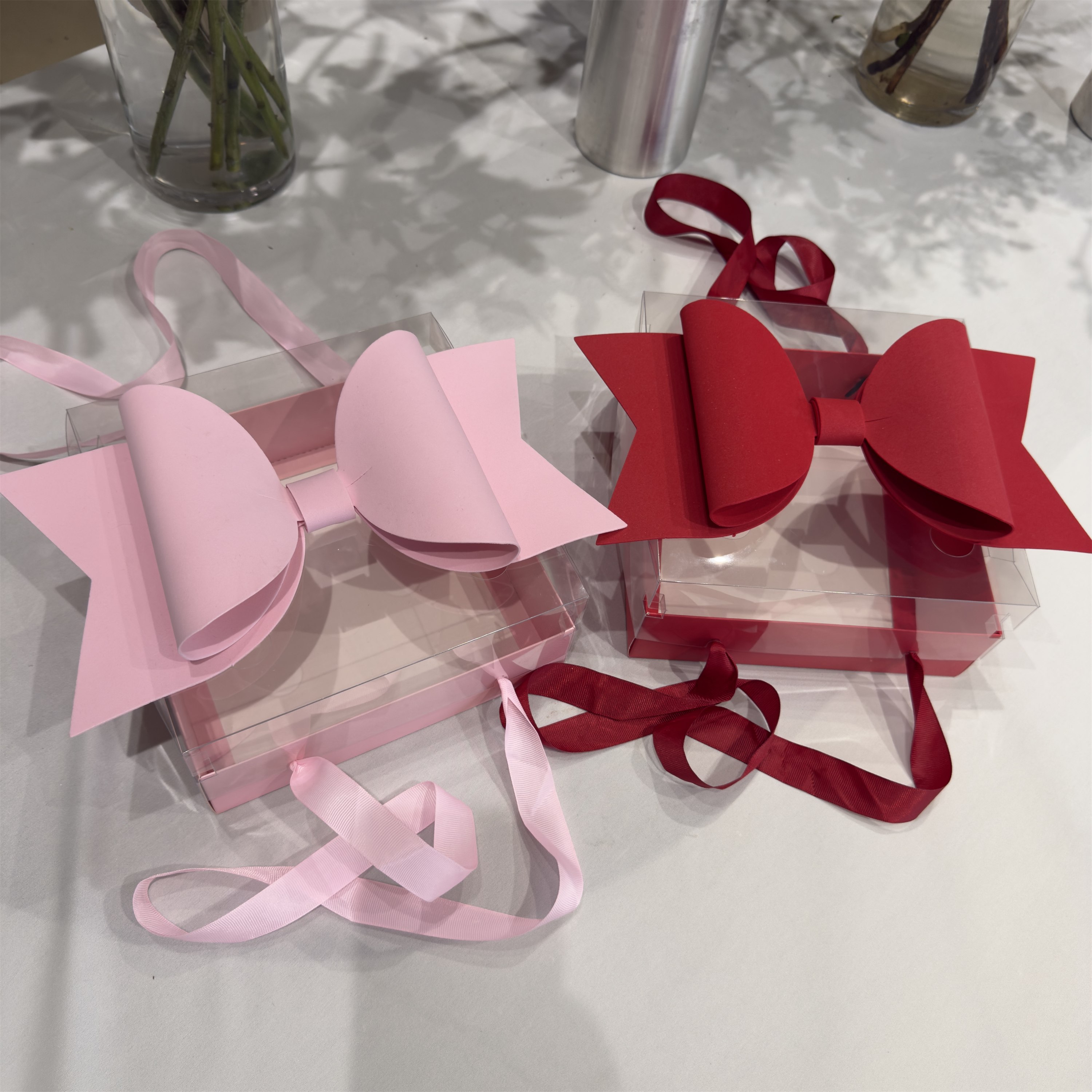 AW-CF-UAXZ | Caja de regalo con lazo 21 × 21 × 10 cm