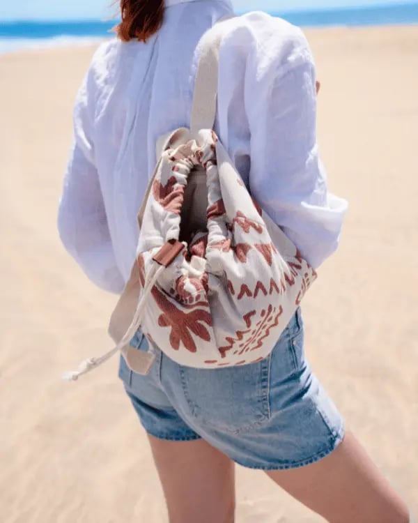 ⏰LAST DAY 49% OFF - 🏖️2-in-1 Convertible Towel & Backpack with Inner Zip Pocket & Sand-Repelling Fabric