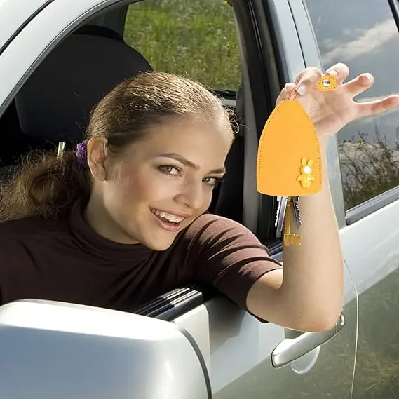 👜 Cartivoe™ Cute Pull-Out Key Case – Kawaii Leather Car Key Holder with Quick Access Design