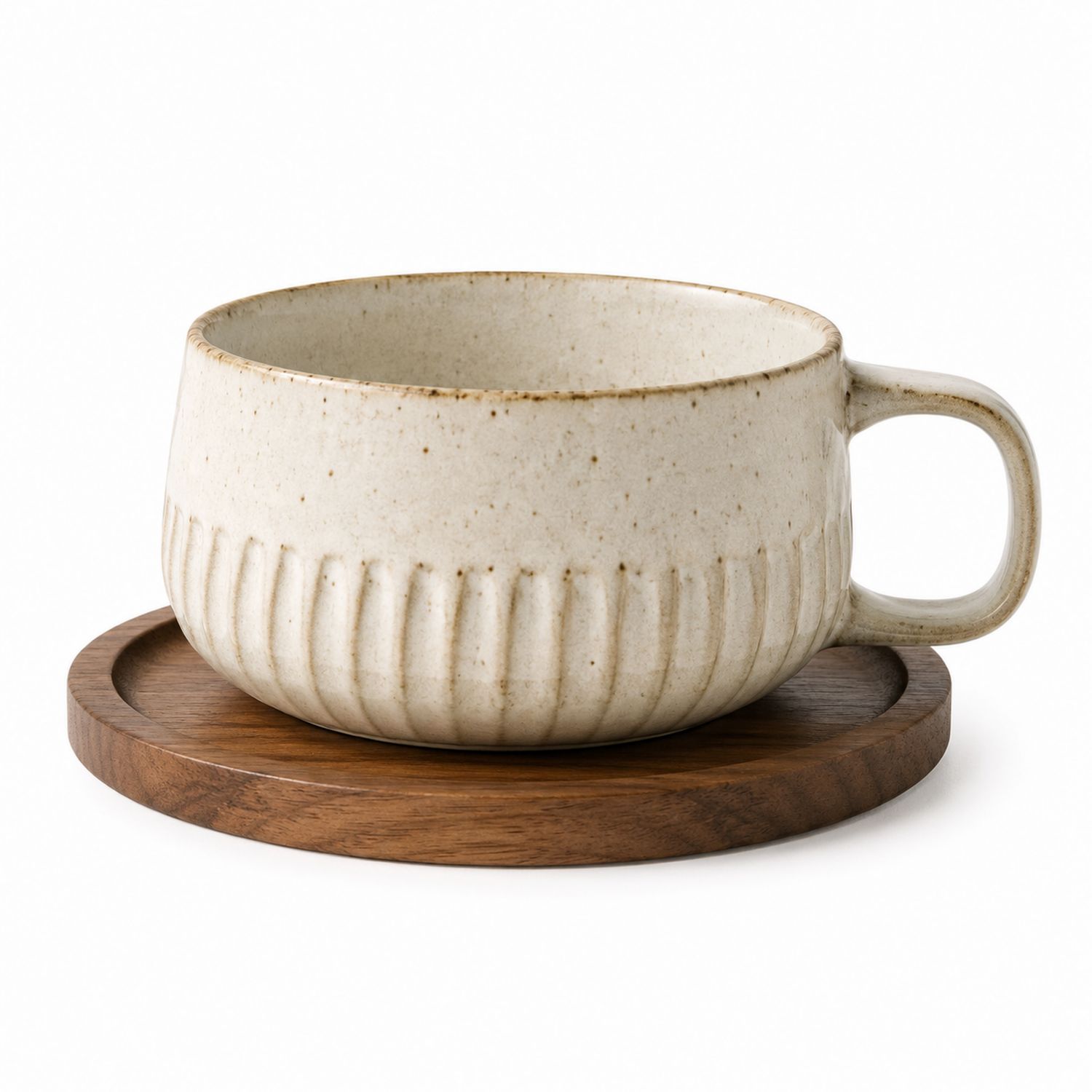 Taza de cerámica beige con platillo de madera rústica
