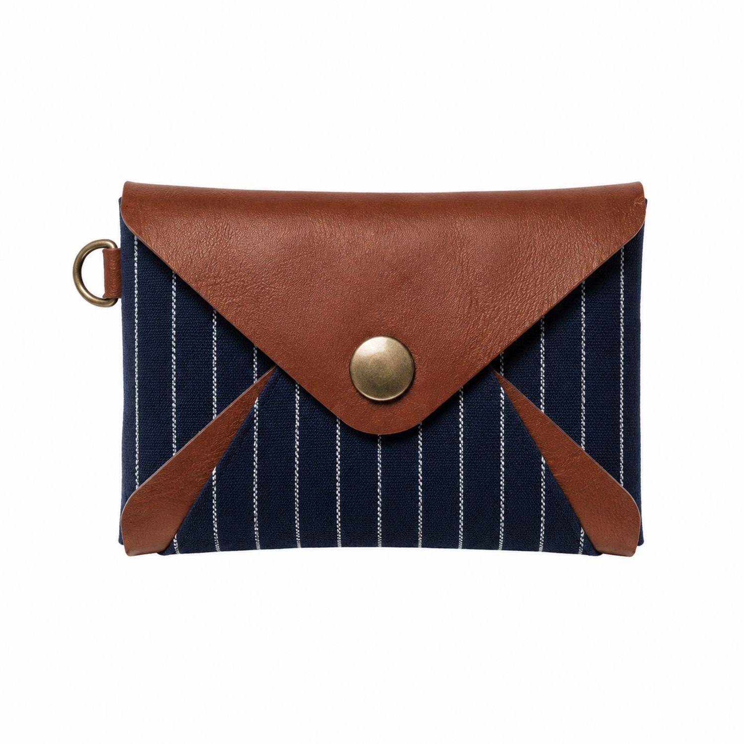 Cartera tipo sobre azul con rayas y detalles marrones