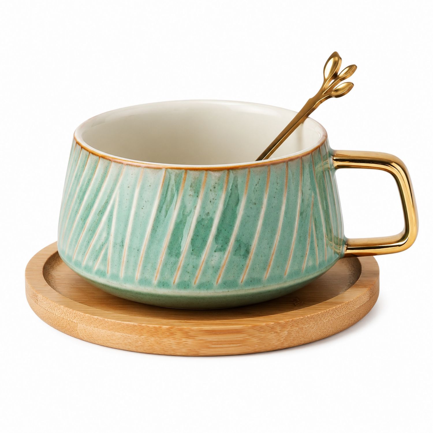 Tazza in Ceramica Verde con Cucchiaio Dorato e Piatto di Bambù