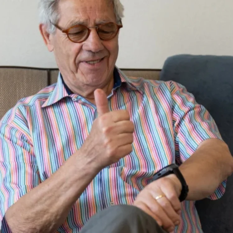 Antoine S. Sprigss giving a thumbs up while wearing Lzelzan