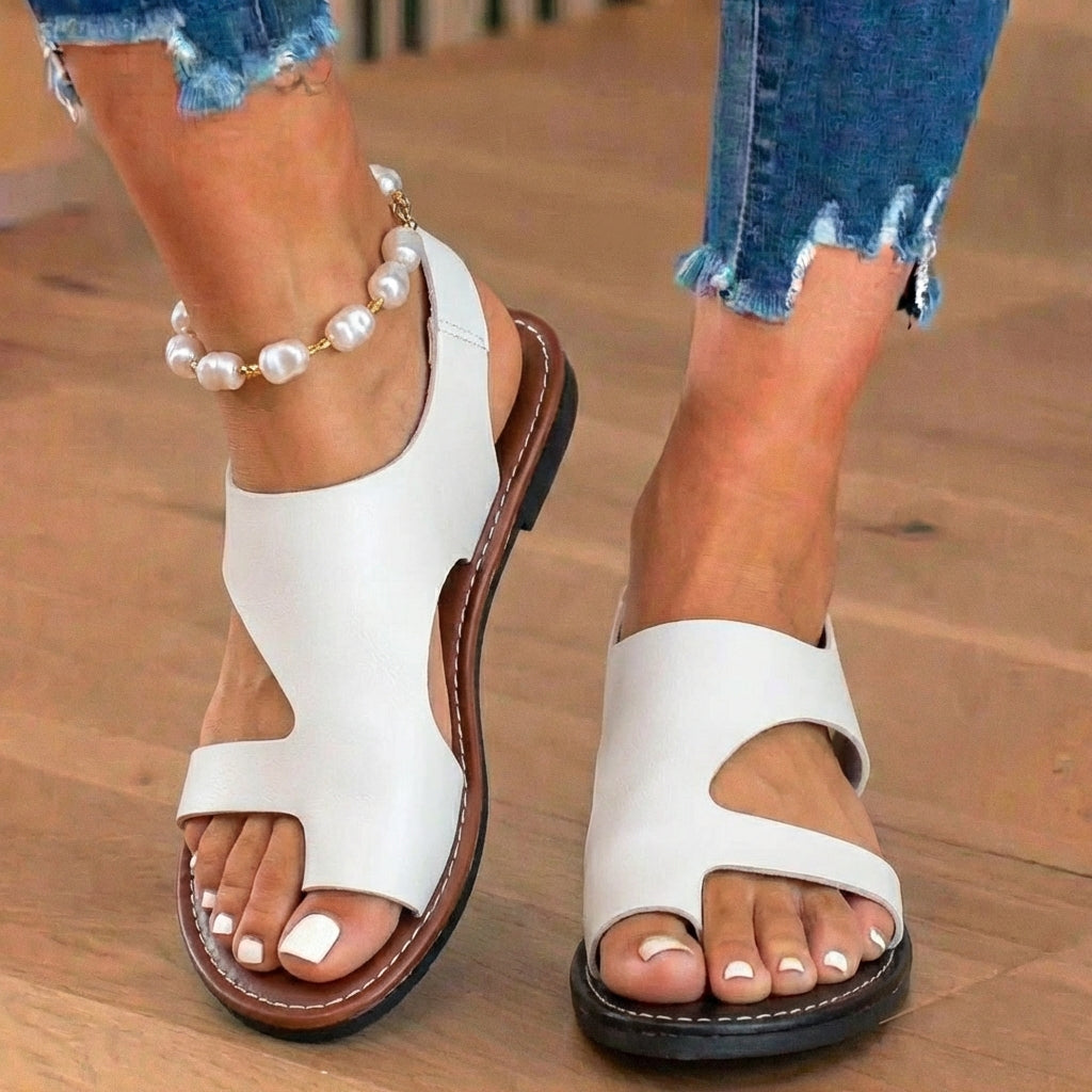 Pantoletten aus Leder mit Cut-outs – Asymmetrisches Design mit offener Zehenpartie