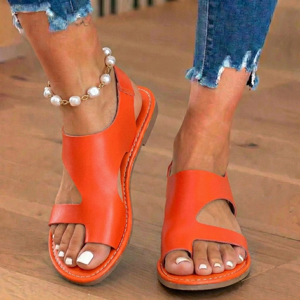 Pantoletten aus Leder mit Cut-outs – Asymmetrisches Design mit offener Zehenpartie