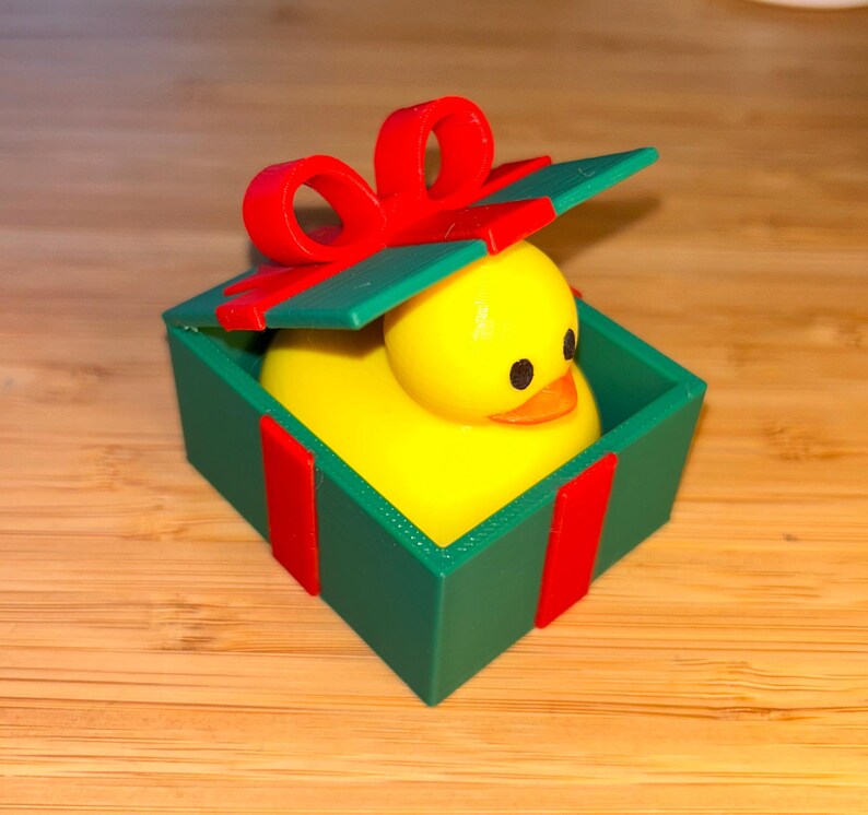 🦆🎁 Adorable Duck in a Present Ornament