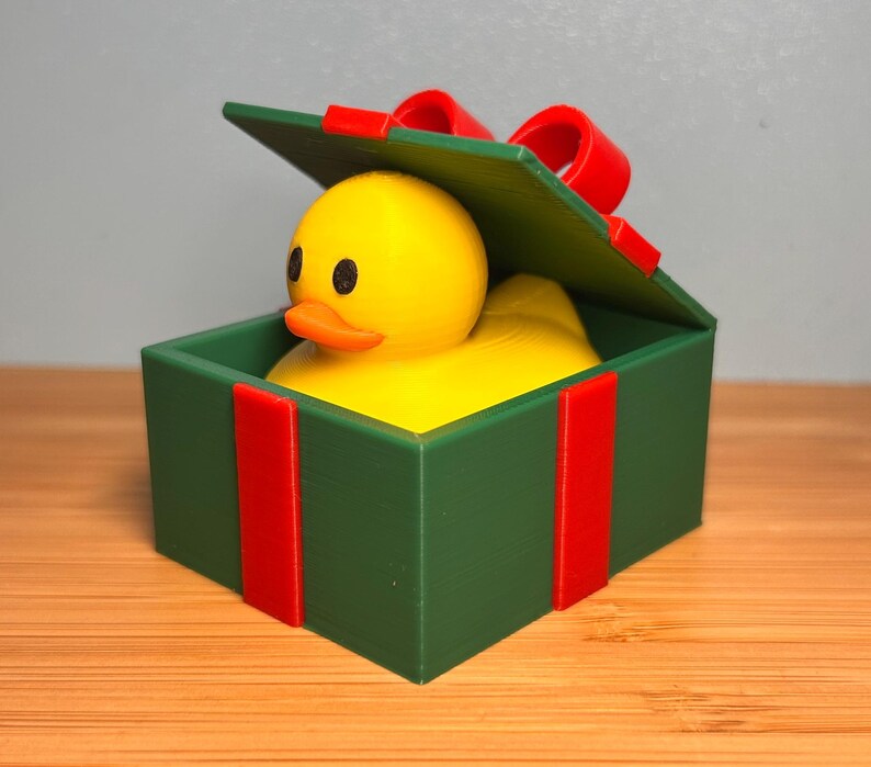 🦆🎁 Adorable Duck in a Present Ornament