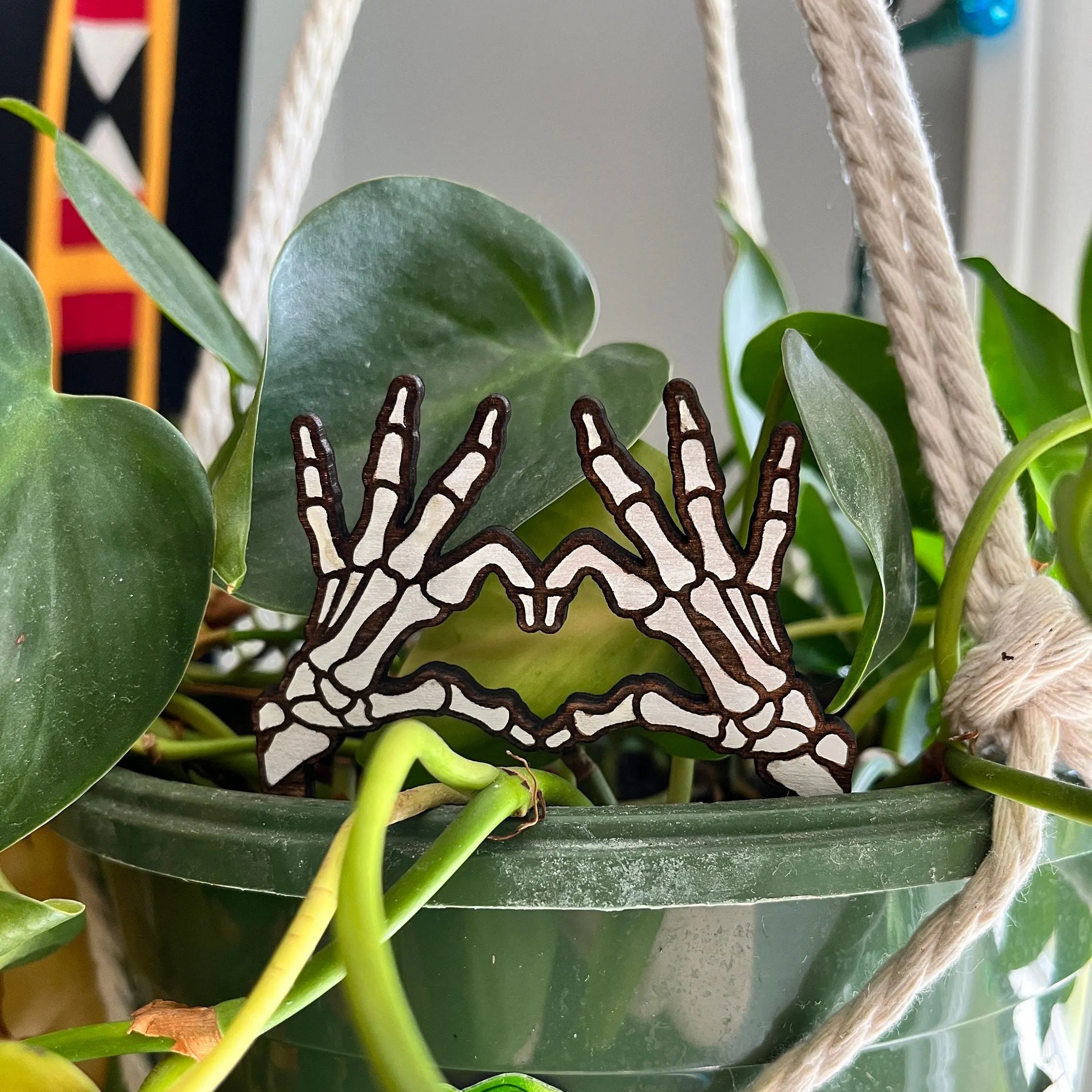 Skelet Stakeon Heart Hands Plant
