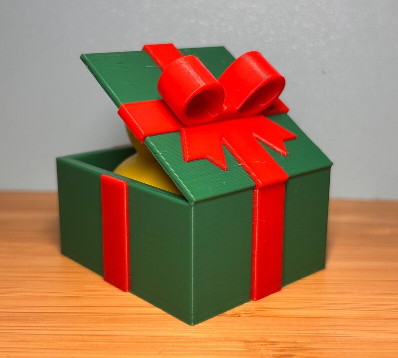 🦆🎁 Adorable Duck in a Present Ornament