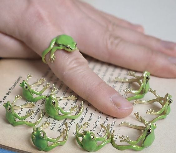 Latest-Tree Frog Ring & Earrings