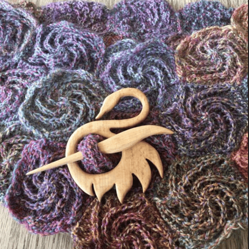 Brooch pin with wooden animal pattern (sweater clip)