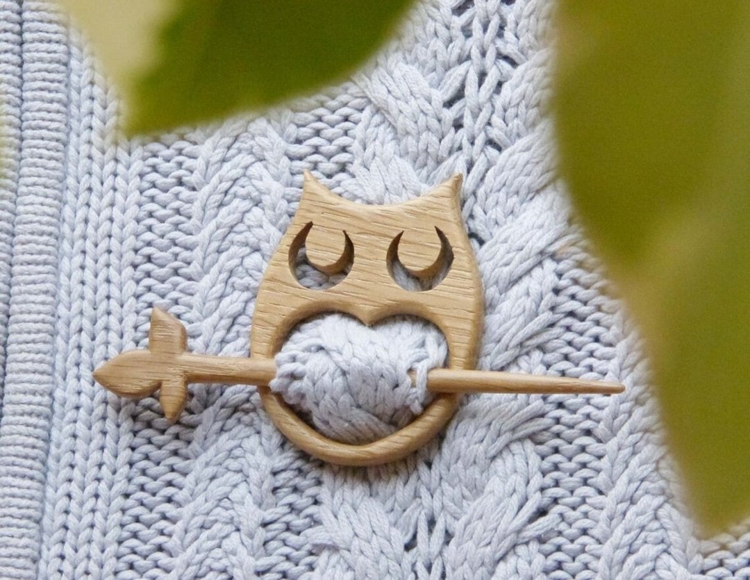 Brooch pin with wooden animal pattern (sweater clip)